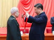 习近平总书记向钱七虎院士<br>颁发奖章