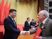习近平总书记和刘永坦院士、<br>钱七虎院士一道为获奖代表颁发证书