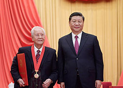 习近平总书记向黄旭华院士<br>颁发奖章