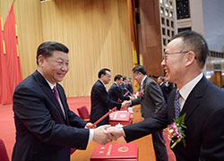 习近平总书记和黄旭华院士、<br>曾庆存院士为获奖代表颁发证书