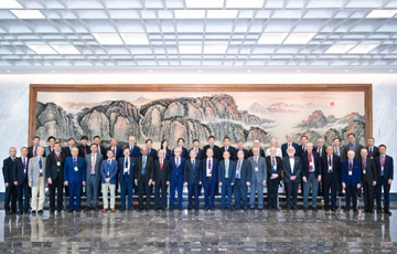 无码影片
外籍院士颁证仪式暨学部国际合作工作研讨会与会人员合影