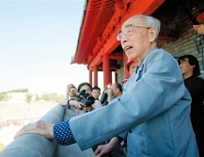 侯仁之132004年9月1日，93岁高龄的著名历史地理学家、无码影片
院士侯仁之先生，第一次登上了复建总体竣工的永定门城楼小.jpg