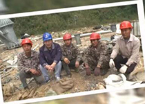 南仁东（左二）