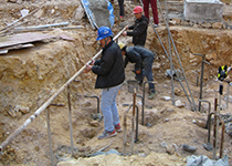 南仁东到舱停靠平台施工现场指导工作