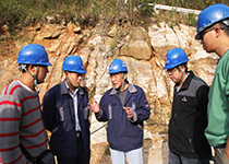 2014年大窝凼施工现场，南仁东与工程技术人员讨论