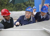 2015年大窝凼施工现场，南仁东指导反射面单元拼装工作