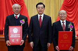 胡锦涛与郑哲敏院士、王小谟院士合影