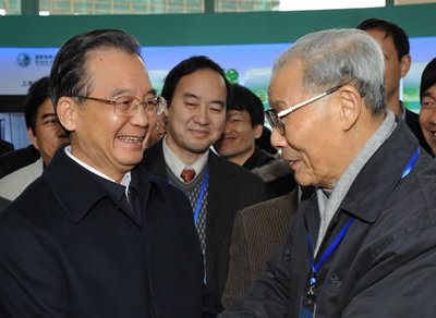 2009年，国务院总理温家宝与严东生握手