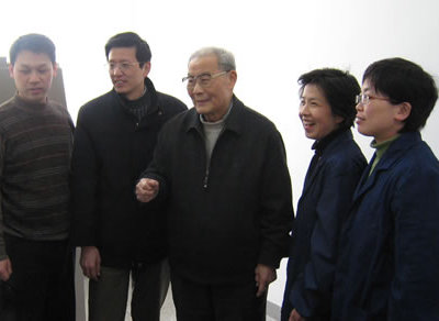 2008年，严东生在实验室指导学生