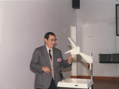 1993年，严东生在学部大会作报告