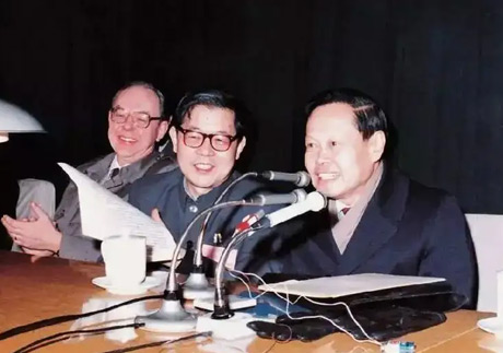 1984年12月，理论物理所承办的“杨—米尔斯规范理论”学术会议上，米尔斯、周光召、杨振宁在一起