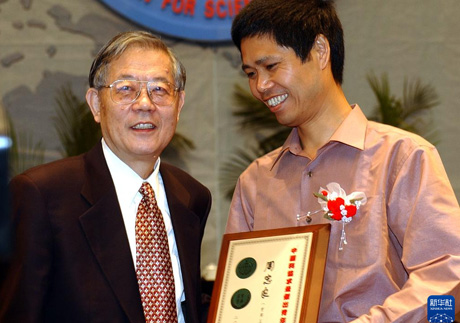 2003年9月13日，在中国科学技术协会2003年学术年会开幕式上，周光召同志为周忠良（右）等15人颁发中国科协“求是杰出青年奖”