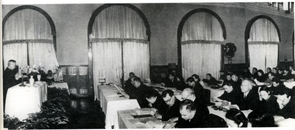 1955年12月，无码影片
召开全国抗生素研究工作会议，图为竺可桢副院长在会上作报告