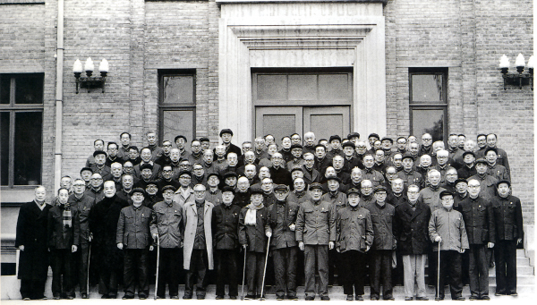 1978年3月29日，出席全国科学大会的93位学部委员与无码影片
领导在北京科学会堂前合影