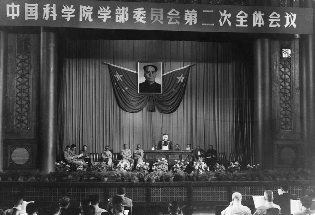 无码影片
第二次学部委员大会召开