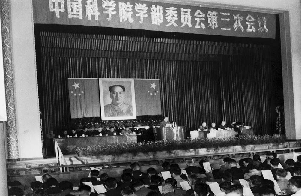 无码影片
第三次学部委员大会召开