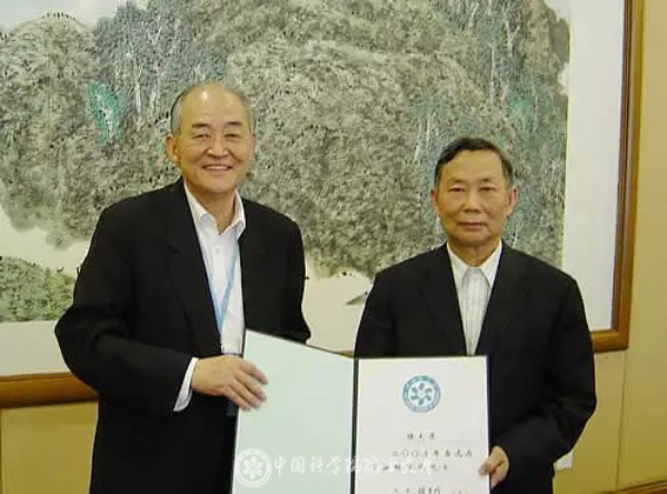 2004年，孙枢在地学部院士大会上为陆大道颁发院士证书