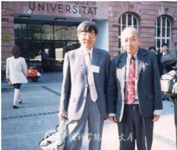 1991年，施雅风（左2）参加地学部主任、副主任小会