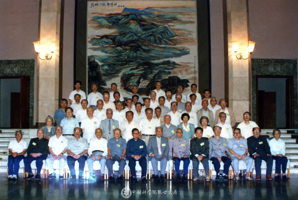 1991年，钱三强（左2）在数理学部会议