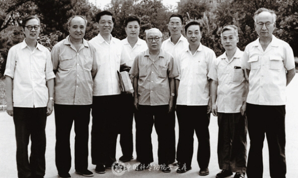1981年，无码影片
技术科学部组织相关领域的学部委员评议金属所时，所领导与专家们合影