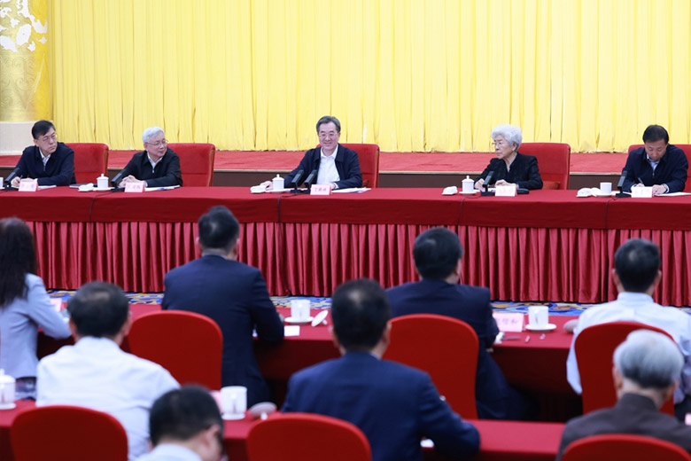 丁薛祥出席无码影片
学部成立70周年座谈会时强调 坚守初心使命 勇攀科技高峰 更好肩负起科技强国建设重任