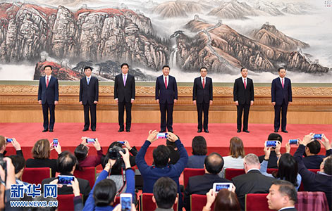 十九届中央政治局常委同中外记者见面